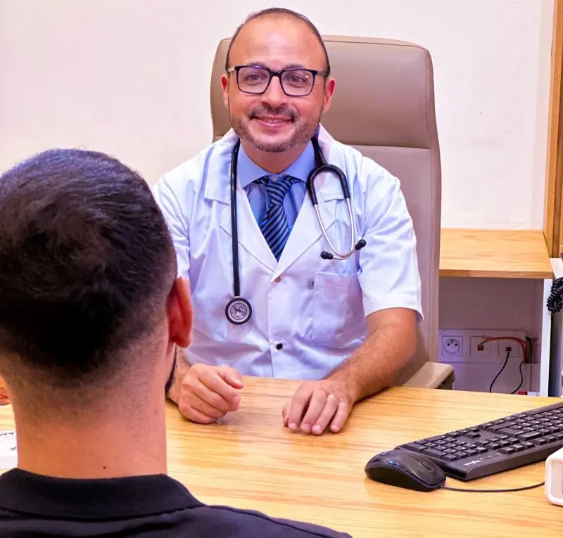 dr el alami youssef dans son cabinet de cardiologie à fes