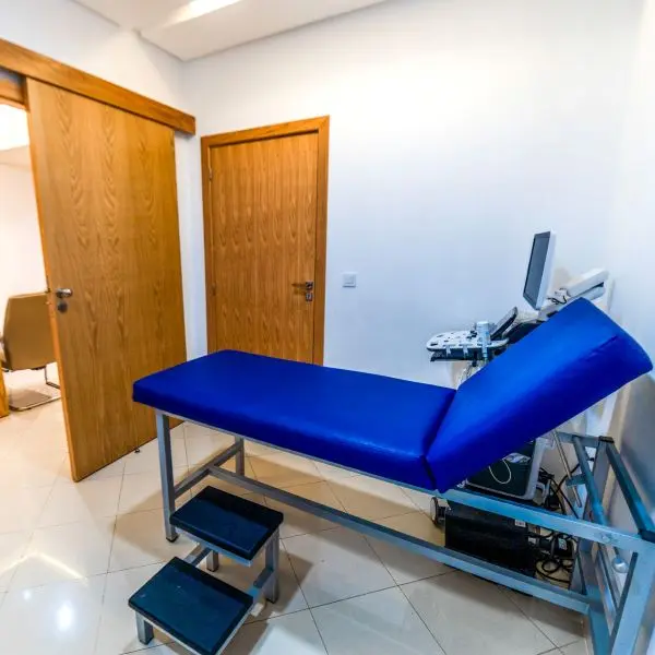 Salle équipée pour l'échocardiographie Doppler couleur au cabinet de Fès